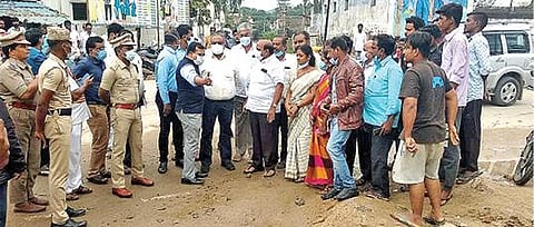 ஆம்பூர் அருகே வெள்ள பாதிப்பு பகுதிகளை ஆய்வு செய்ய சென்ற ஆட்சியர் அமர் குஷ்வாஹாவை நேற்று முற்றுகையிட்ட பொதுமக்கள்.