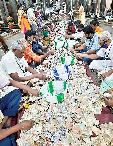 திருவண்ணாமலை அண்ணாமலையார் கோயிலில் உண்டியல்களில் பக்தர்கள் செலுத்திய காணிக்கை எண்ணும் பணி நடைபெற்றது.