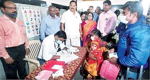 ராணிப்பேட்டையில் மனவளர்ச்சி குன்றியவர்களுக்கு உபகரணங்கள் வழங்க தேர்வு செய்யும் முகாமை அமைச்சர் ஆர்.காந்தி நேற்று தொடங்கி வைத்தார்.அருகில் மாவட்ட ஆட்சியர் பாஸ்கர பாண்டியன் உள்ளிட்டோர்.