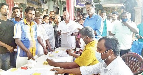 ஒரத்தநாடு வட்டம் சிலத்தூர் கிராமத்தில் உள்ள காசிவிஸ்வநாதர் கோயிலுக்கு சொந்தமான இடங்கள் குத்தகையின் அடிப்படையில் பொது ஏலம் விடப்பட்டன. இதற்காக பரிதியப்பர் கோவில் பாஸ்கரேஸ்வரர் கோயில் வளாகத்தில் நேற்று நடைபெற்ற  ஏலத்தில் கலந்துகொண்டோர்.