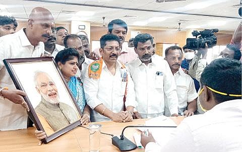 மதுரை மாவட்ட ஆட்சியர் எஸ்.அனீஷ்சேகரிடம் பிரதமர் மோடியின் புகைப்படத்தை வழங்கிய பாஜகவினர்.