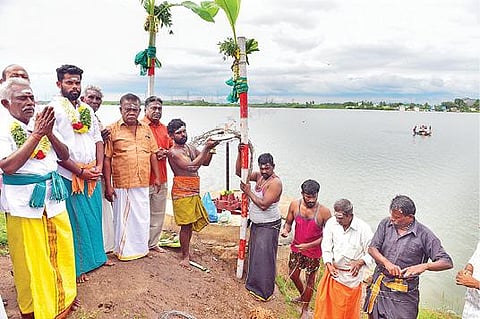 மாடக்குளம் கண்மாய் நிரம்பியதை தொடர்ந்து விழா எடுத்த கிராம மக்கள். படம்: எஸ்.கிருஷ்ணமூர்த்தி