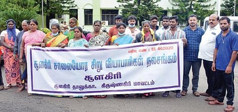 வாழ்வாதாரம் காக்க வலியுறுத்தி சூளகிரி சாலையோர வியாபாரிகள் மனு :