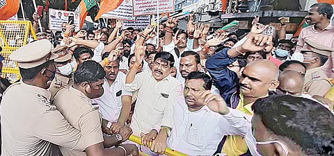 பெட்ரோல், டீசல் விலையைக் குறைக்கக் கோரி சென்னை மாவட்ட ஆட்சியர் அலுவலகத்தை நேற்று முற்றுகையிட்டுப் போராட்டம் நடத்திய பாஜகவினர். படம்: க.பரத்