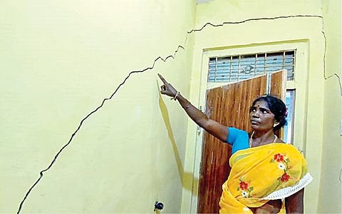 குடியாத்தம் அடுத்த தட்டப்பாறை மீனூர் கொல்லைமேடு பகுதியில் செல்வம் வீட்டில் ஏற்பட்ட விரிசலை அவரது மனைவி லதா சுட்டிக்காட்டினார்.படம்.வி.எம்.மணிநாதன்.