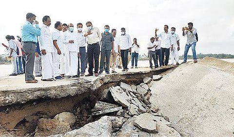 வேலூர் அடுத்த விரிஞ்சிபுரம் பாலாற்றில் ஏற்பட்ட வெள்ளப் பெருக்கில் அடுத்து செல்லப்பட்டு சேதமடைந்த தரைப்பாலத்தை நேற்று பார்வையிட்டு ஆய்வு செய்த அமைச்சர் எ.வ.வேலு. அருகில், மாவட்ட ஆட்சியர் குமாரவேல் பாண்டியன், சட்டப்பேரவை உறுப்பினர்கள் கார்த்திகேயன், நந்தகுமார் உள்ளிட்டோர். படம்: வி.எம்.மணிநாதன்.