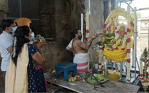 வேலூர் கோட்டை‌ ஜலகண்டேஸ்வரர் கோயில் மூலவர் சன்னதியில் சூழ்ந்துள்ள மழைநீர். அடுத்த படம்: கோயில் பிரகாரத்தில் மழைநீர் சூழ்ந்துள்ளது. கடைசிப் படம்: கோயில் நிர்வாகம் சார்பில் ராஜகோபுரம் நுழைவு வாயிலேயே அகிலாண்டேஸ்வரி சமேத ஜலகண்டேஸ்வரர் அலங்கரித்து வைக்கப்பட்டு பக்தர்கள் தரிசனம் செய்ய ஏற்பாடு செய்யப்பட்டுள்ளது. படங்கள்: வி.எம்.மணிநாதன்.