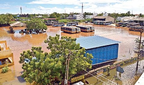 தூத்துக்குடி முத்தம்மாள் காலனியில் அரசு போக்குவரத்துக் கழக பணிமனையின் பரிதாப நிலை. படங்கள்: என்.ராஜேஷ்