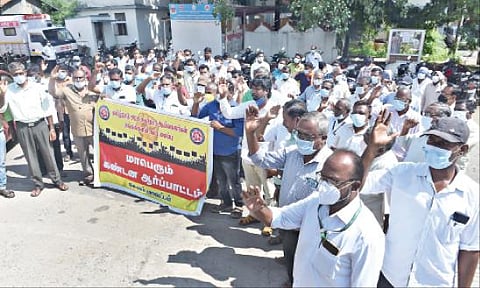 பணி நிரந்தரம் செய்ய வலியுறுத்தி, சேலம் சுகாதாரப்பணிகள் துணை இயக்குநர் அலுவலகம் முன்பு தமிழ்நாடு அரசு சுகாதார ஆய்வாளர்கள் சங்கங் களின் கூட்டமைப்பு சார்பில்  ஆர்ப்பாட்டம் நடந்தது.        படம்: எஸ்.குரு பிரசாத்