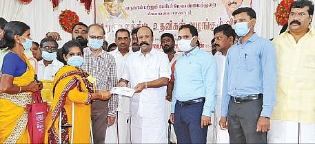 திருப்பத்தூரில் பயனாளிகளுக்கு நலத்திட்ட உதவிகளை வழங்கிய அமைச்சர் கே.ஆர்.பெரியகருப்பன். அருகில் மாவட்ட ஆட்சியர் பி.மதுசூதன்ரெட்டி.