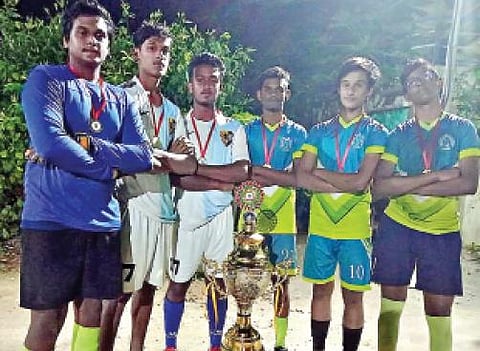 ஓசூரில் நடந்த மாநில அளவிலான ஐவர் கால்பந்துப் போட்டியில்,  19 வயதுக்கு உட்பட்டவர்களுக்கான பிரிவில் வெற்றி பெற்ற ஈரோடு அணி வீரர்கள்.