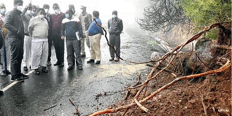 கனமழையால் சாலையில் மரங்கள் விழுந்து போக்குவரத்து பாதிப்பு  :  உதகையில் சேதமடைந்த வீடுகளை பார்வையிட்ட வனத்துறை அமைச்சர்
