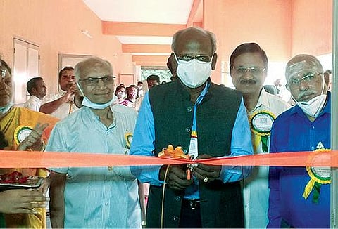 திருப்பத்தூர் ஷெப்பர்ட் மெட்ரிக் மேல்நிலை பள்ளியில் வளர் இளம் விஞ்ஞானி நவீன ஆய்வகத்தை அணு ஆராய்ச்சி விஞ்ஞானி டேனியல் செல்லப்பா ரிப்பன் வெட்டி திறந்து வைத்தார்.