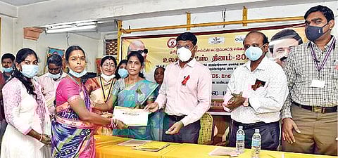 திருவண்ணாமலையில் நடைபெற்ற உலக எய்ட்ஸ் தின நிகழ்ச்சியில் மாவட்ட அளவில் சிறப்பாக களப்பணியாற்றியவர்களுக்கு சான்றிதழ் வழங்கி பாராட்டிய மாவட்ட ஆட்சியர் முருகேஷ்.