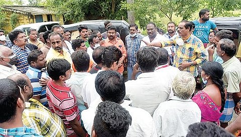 காட்பாடி அடுத்த மெட்டுக்குளம் பகுதியில் வீடுகளில் தண்ணீர் சூழ்ந்துள்ள தால் சாலை மறியலில் ஈடுபட்ட பொதுமக்களிடம் வட்டாட்சியர் ஜெகதீஸ் வரன் உள்ளிட்ட அதிகாரிகள் பேச்சுவார்த்தை நடத்தினர்.  படம்: வி.எம்.மணிநாதன்.