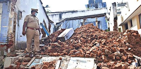 சேலம் குகை பகுதியில் வீட்டின் சுவர் இடிபாட்டில் உயிரிழந்த நிலையில் இளைஞரின் உடல் மீட்கப்பட்டது. அந்த இடத்தை போலீஸார் பார்வையிட்டனர்.			                                                             படம்:எஸ். குரு பிரசாத்