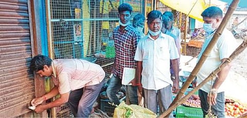 பண்ருட்டி பேருந்து நிலையத்தில் உள்ள நகராட்சிக்கு சொந்தமான கடை பூட்டி சீல் வைக்கப்பட்டது.