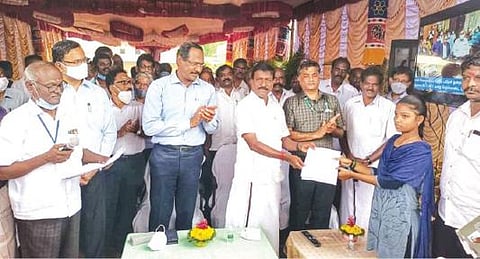 நெய்வேலியில் புதிதாக தொடங்கப்பட்ட ஐடிஐயில் மாணவர் சேர்க்கைக்கான விண்ணப்பங்களை சபா. ராஜேந்திரன் எம்எல்ஏ வழங்கினார் அருகில் என்எல்சி மனிதவளத் துறை இயக்குநர் விக்ரமன் மற்றும் அதிகாரிகள்.