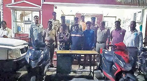 ரெட்டிச்சாவடி அருகே பேருந்து ஓட்டுநரை வெட்டி பணம் பறிந்த 3 பேரை போலீஸார் கைது செய்தனர்.