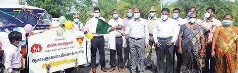 கடலூரில் ஆண்களுக்கான நவீன கருத்தடை விழிப்புணர்வு ரதத்தை மாவட்ட ஆட்சியர் கி.பாலசுப்ரமணியம் கொடியசைத்து தொடங்கி வைத்தார்.