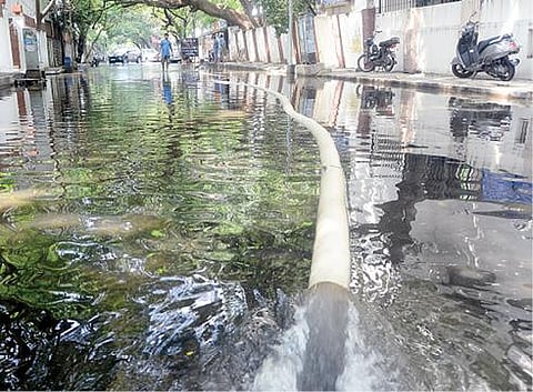 ஸ்டெல்லா மேரிஸ் கல்லூரியில் இருந்து வெள்ளநீர் வெளியேற்றப்பட்டு சாலையில் விடப்படுவதால் ஆழ்வார்பேட்டை கஸ்தூரி எஸ்டேட் 2-வது தெருவில் தேங்கியுள்ள வெள்ளம். (அடுத்த படம்) ஆழ்வார்பேட்டை கஸ்தூரி எஸ்டேட் 2-வது தெருவில் தேங்கியுள்ள வெள்ளநீரின் நடுவே மிதந்து வரும் வாகனங்கள்.