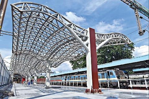 சேலம் ஜங்ஷன் ரயில் நிலையத்தில் 5-வது நடைமேடையில் அமைக்கப்பட்டு வரும் நவீன நிழல் கூடாரம். 			படம்: எஸ். குரு பிரசாத்