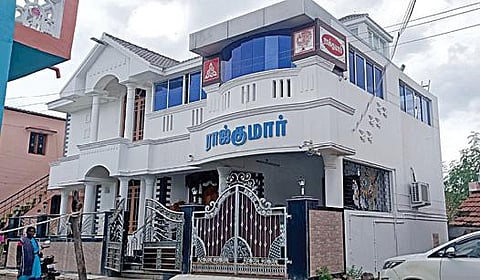 சங்கம்பட்டி காந்தி நகரில் உள்ள மதுரை காமராசர் பல்கலைக்கழக முன்னாள் தேர்வாணையர் ரவியின் வீடு.