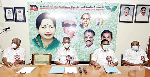 சென்னையில் நேற்று நடைபெற்ற அதிமுக செயற்குழுக் கூட்டத்தில் பங்கேற்ற கட்சியின் ஒருங்கிணைப்பாளர் ஓ.பன்னீர்செல்வம், இணை ஒருங்கிணைப்பாளர் பழனிசாமி, துணை ஒருங்கிணைப்பாளர்கள் ஆர்.வைத்திலிங்கம், கே.பி.முனுசாமி மற்றும் செயற்குழு உறுப்பினர்கள்.  படங்கள்: க.பரத்