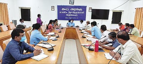 திருப்பத்தூர் மாவட்ட ஆட்சியர் அலுவலகத்தில் நீர்நிலைகள் ஆக்கிரமிப்பு குறித்த ஆய்வுக்கூட்டம் ஆட்சியர் அமர் குஷ்வாஹா தலைமையில் நேற்று நடைபெற்றது.