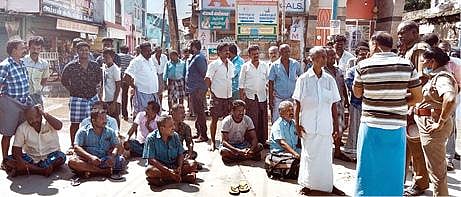 வீடுகள் முன்பு கழிவுநீர் தேங்கியதை கண்டித்து திருச்செந்தூரில் சாலை மறியலில் ஈடுபட்ட பொதுமக்கள்.