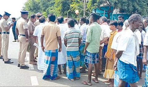 மானாமதுரை அருகே கரிசல்குளத்தில் சாலை மறியல் செய்ய முயன்ற கிராம மக்கள்.