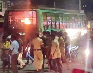 விழுப்புரம் பாணாம்பட்டு கூட்டுச்சாலை யில் தீ வைக்கப்பட்ட தனியார் பேருந்து