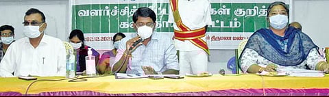 விழுப்புரம் அருகே கோலியனூரில் ஊராட்சி மன்ற தலைவர்கள் மற்றும் ஊராட்சி செயலாளர்களுக்கான ஆய்வுக் கூட்டம் ஆட்சியர் மோகன் தலைமையில் நடைபெற்றது.