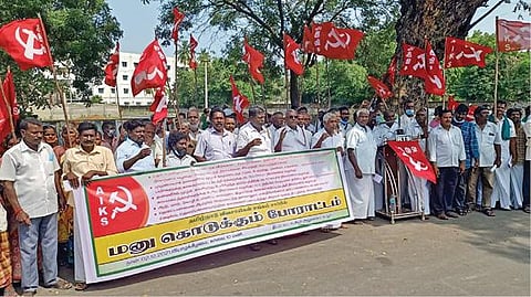 கடலூர் வட்டாட்சியர் அலுவலகம் அருகே தமிழ்நாடு விவசாயிகள் சங்கத்தினர் ஆர்ப்பாட்டத்தில் ஈடுபட்டனர்.