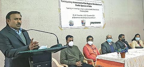 அந்நிய களை செடிகளை கண்டறிவது குறித்து உதகை அரசு கலைக் கல்லூரியில் கருத்தரங்கம் :