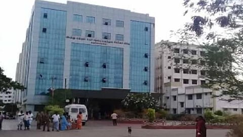 சிங்கப்பூர் பயணியுடன் தொடர்பில் இருந்த 140 பேர்: தீவிர கண்காணிப்புக்கு உத்தரவு