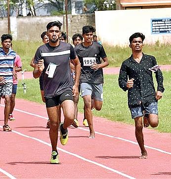 தி.மலையில் நடைபெற்ற தடகள போட்டியில் பங்கேற்ற வீரர்கள்.