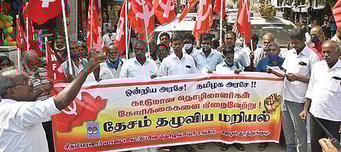 தூத்துக்குடி பழைய பேருந்து நிலையம் முன்பு கோரிக்கைகளை வலியுறுத்தி மறியலில் ஈடுபட்ட சிஐடியூ கட்டுமானத் தொழிலாளர் சங்கத்தினர். 				படம்: என்.ராஜேஷ்