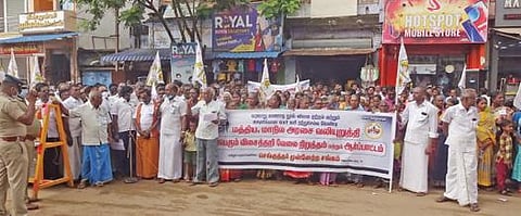 நூல் விலை உயர்வை கண்டித்து சங்கரன்கோவிலில் ஆர்ப்பாட்டம் நடைபெற்றது.