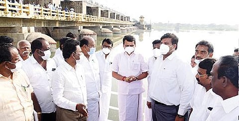 திண்டுக்கல் மாவட்டம் குடகனாறு அணையில் இருந்து வெள்ளியணை குளத்துக்கு அதிகளவில் தண்ணீர் திறப்பதற்கான வழிகள் குறித்து குடகனாறு அணையில் நேற்று ஆய்வு செய்கிறார் அமைச்சர் வி.செந்தில்பாலாஜி. உடன், ஆட்சியர் த.பிரபுசங்கர் உள்ளிட்டோர்.