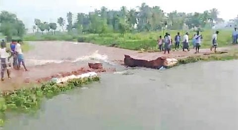 சங்கரன்கோவில் குவளைக்கண்ணி அருகே தற்காலிக மண் பாதை வெள்ளத்தில் அடித்துச் செல்லப்பட்டது.