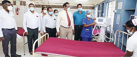 கிருஷ்ணகிரி அரசு மருத்துவமனையில் ஒமைக்ரான் தொற்றால் பாதிக்கப் படுபவர்களுக்கு சிகிச்சையளிக்க புதிய வார்டு தொடங்கப்பட்டுள்ளதை கல்லூரி முதல்வர் அசோகன் ஆய்வு செய்தார்.