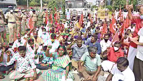 கட்டுமானப் பொருட்கள் மீதான ஜிஎஸ்டி வரியை குறைக்கக்கோரி சேலம் ஆட்சியர் அலுவலகம் முன்பு சாலை மறியல் போராட்டத்தில் ஈடுபட்ட சேலம் கட்டிடத் தொழிலாளர் சங்கத்தினர். 		          படம்: எஸ்.குரு பிரசாத்