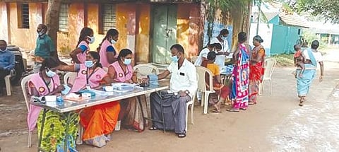 சிவகங்கை அருகே வீரப்பட்டியில் நடந்த சிறப்பு மருத்துவ முகாமில் பங்கேற்ற கிராம மக்கள்.