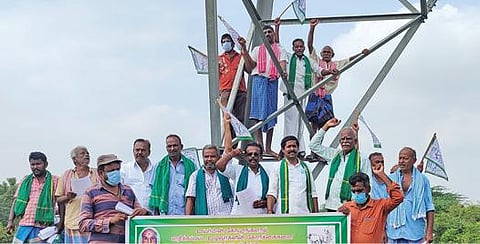 விருதுநகர் அருகே மீசலூரில் உயர்மின் கோபுரத்தில் ஏறி ஆர்ப்பாட்டத்தில் ஈடுபட்ட விவசாயிகள்.