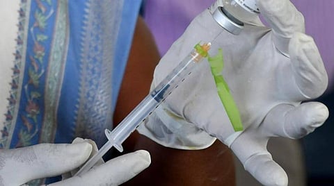 தடுப்பூசி செலுத்தினால்தான் ரேஷன் பொருட்கள்: ஒரு வாரத்தில் அமல்படுத்த திட்டம்