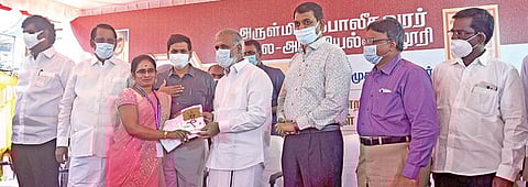 கொளத்தூரில் செயல்படும் அருள்மிகு கபாலீஸ்வரர் கலை மற்றும் அறிவியல் கல்லூரியில், இந்தாண்டு புதிதாக சைவ சித்தாந்த சான்றிதழ் பயிற்சி வகுப்பு தொடங்கப்பட்டுள்ளது. இப்பயிற்சி வகுப்பை அறநிலையத் துறை அமைச்சர் பி.கே.சேகர்பாபு நேற்று தொடங்கி வைத்து, பாடப் புத்தகத்தை இலவசமாக வழங்கினார். படம்: ம.பிரபு