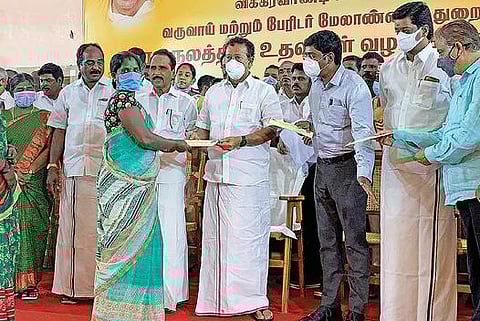 விக்கிரவாண்டியில் நடைபெற்ற விழாவில் பயனாளிக்கு அமைச்சர் பொன்முடி நலத்திட்ட உதவிகளை வழங்குகிறார்.