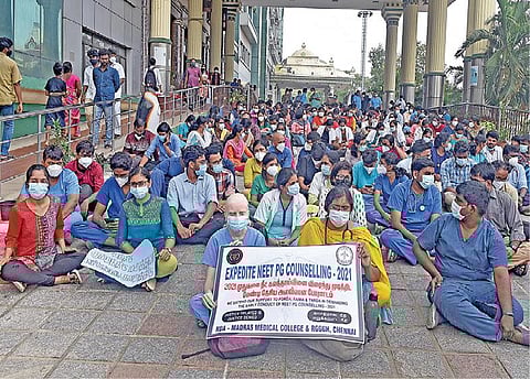 முதுகலை மருத்துவப் படிப்புகளுக்கான நீட் கலந்தாய்வை விரைந்து முடிக்க வலியுறுத்தி சென்னை அரசு பொது மருத்துவமனை வளாகத்தில், மருத்துவ மாணவர்கள் நேற்று ஆர்ப்பாட்டத்தில் ஈடுபட்டனர். படம்: ம.பிரபு