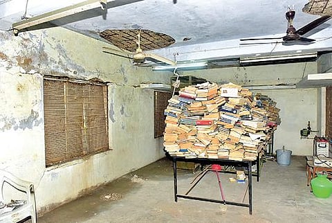 காட்பாடி காந்திநகர் பகுதியில் உள்ள மாவட்ட கிளை நூலகத்தின்  மேற்கூரை பெயர்ந்து ஆபத்தான நிலையில் உள்ளது. படம்: வி.எம்.மணிநாதன்.